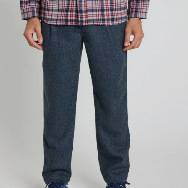 Pantalon Homme Ozzy Pant Dknavy coupe tapered loose de chez PULLIN