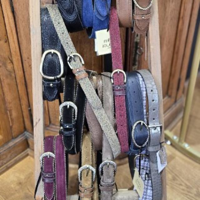 ceintures mila luise tout cuir avec détail .